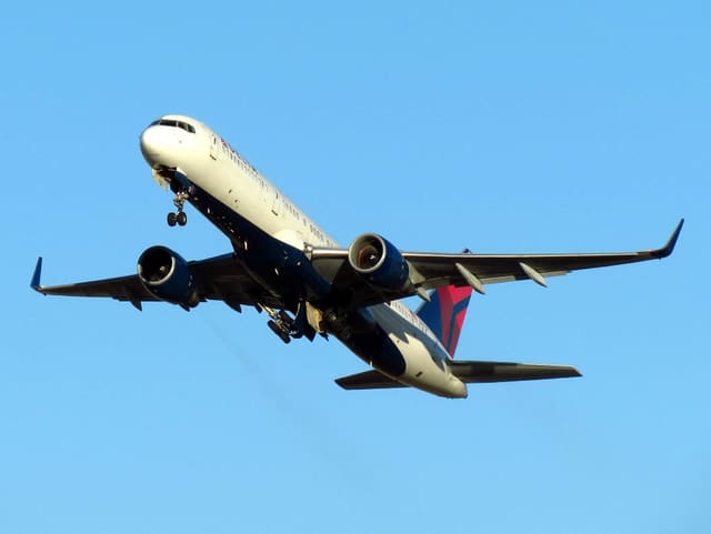 N6713Y - Twin-engine aircraft