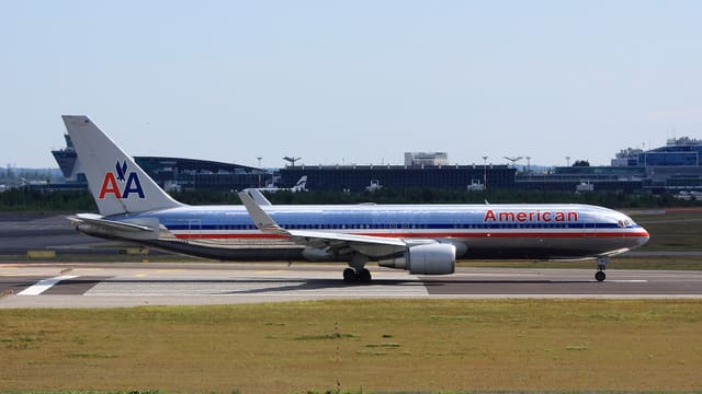N352AA - Twin-engine aircraft