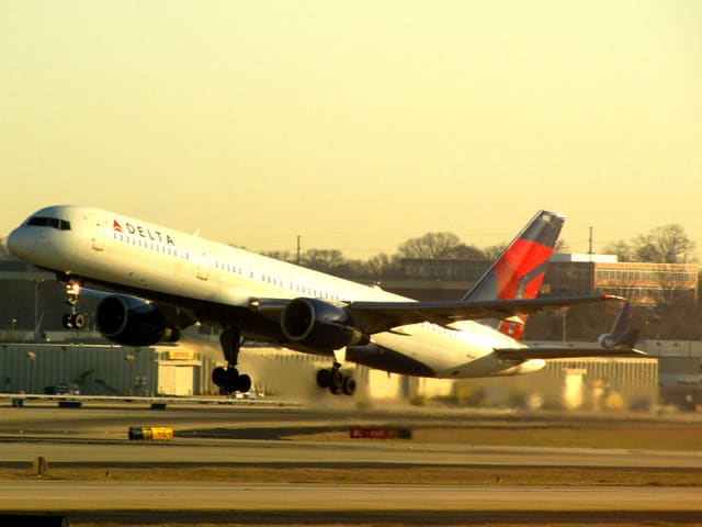 N652DL - Twin-engine aircraft