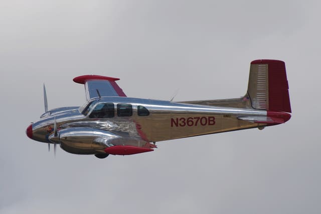 N3670B - Twin-engine aircraft