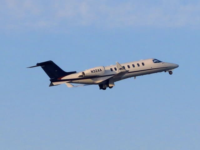 N32AA - Business jet