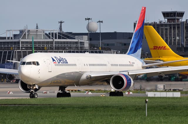 N842MH - Twin-engine aircraft