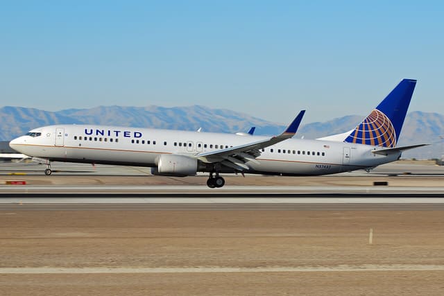 N37437 - Twin-engine aircraft