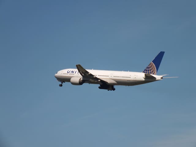 N784UA - Twin-engine aircraft