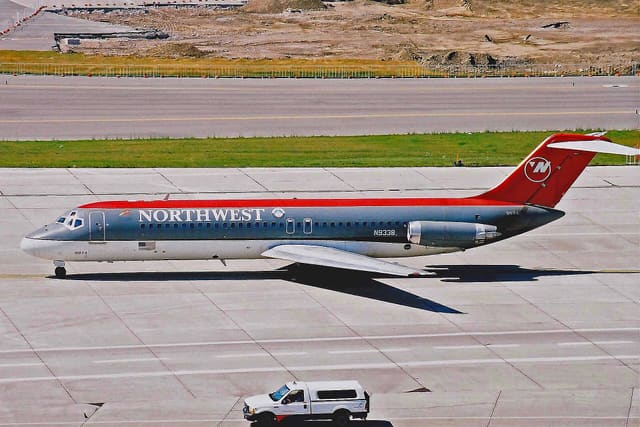 N9338 - Twin-engine aircraft