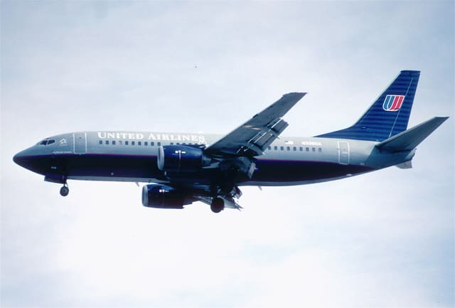 N338UA - Twin-engine aircraft