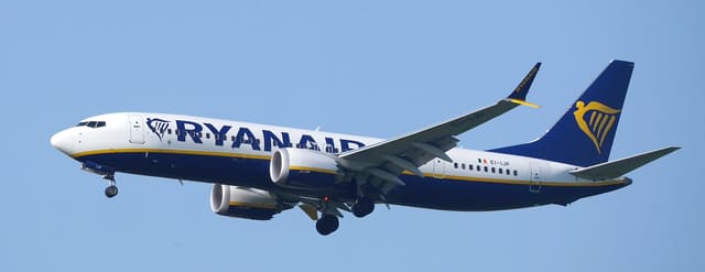 EI-IJP - Twin-engine aircraft