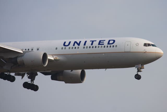 N663UA - Twin-engine aircraft