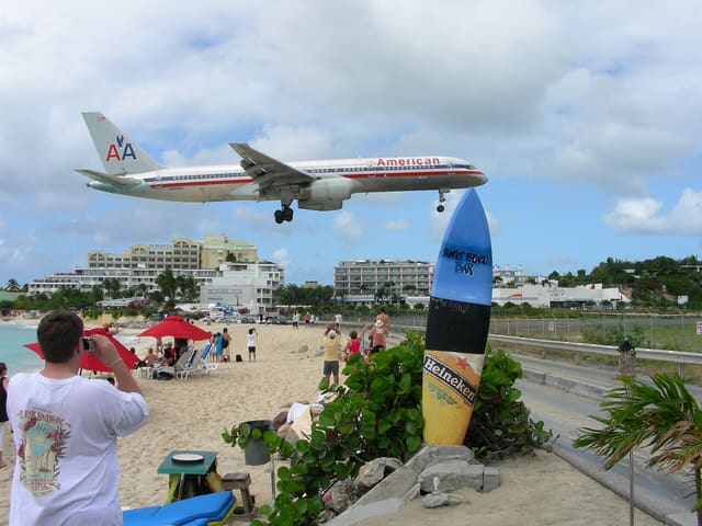 N684AA - Twin-engine aircraft
