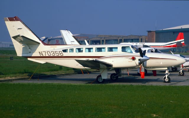 N7035B - Twin-engine aircraft