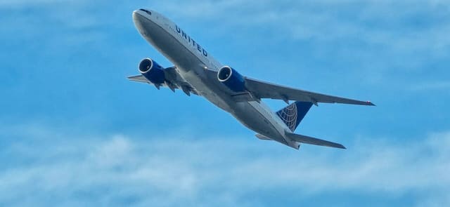 N223UA - Twin-engine aircraft