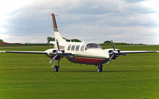 N6893Y - Twin-engine aircraft