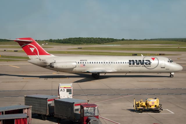 N8925E - Twin-engine aircraft