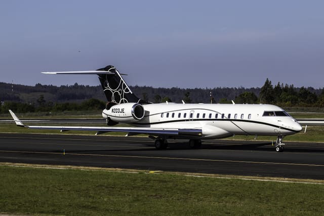 N203JE - Bombardier