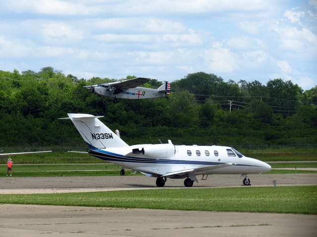N33SW - Business jet