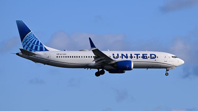 N27269 - Twin-engine aircraft