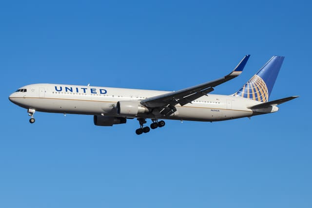 N654UA - Twin-engine aircraft