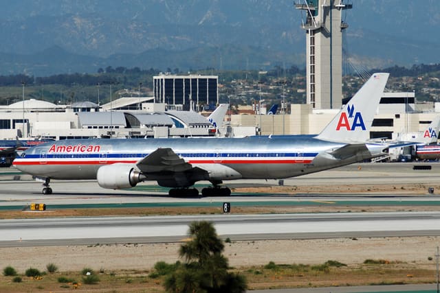 N752AN - Twin-engine aircraft