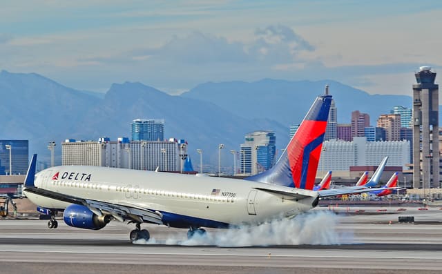 N37700 - Twin-engine aircraft