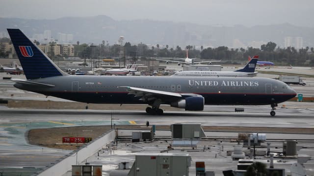 N672UA - Twin-engine aircraft