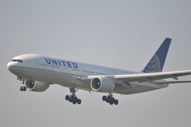 N784UA - Twin-engine aircraft