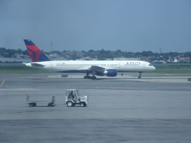 N6714Q - Twin-engine aircraft