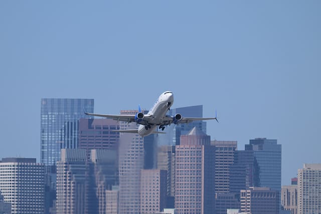 N37474 - Twin-engine aircraft