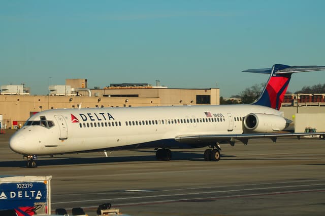 N960DL - Twin-engine aircraft