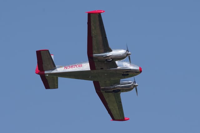 N3670B - Twin-engine aircraft