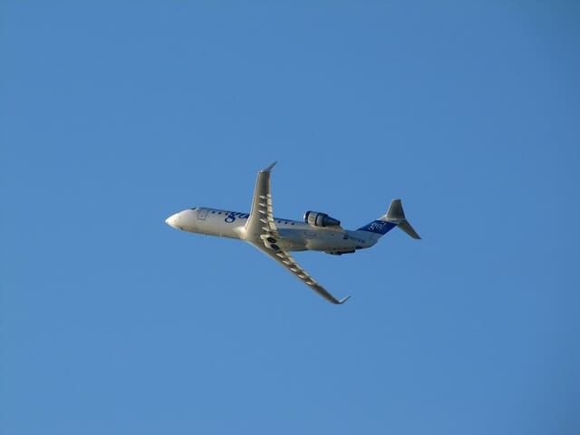 N27318 - Twin-engine aircraft