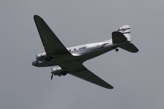 N877MG - Douglas