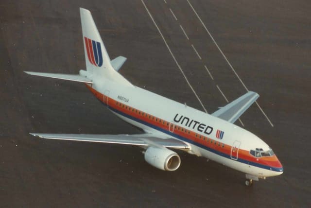 N927UA - Twin-engine aircraft