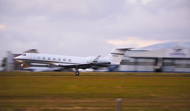 N721V - Business jet