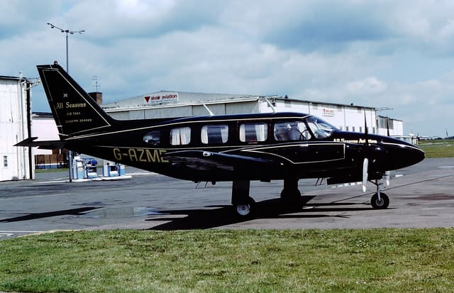 G-AZME - Twin-engine aircraft
