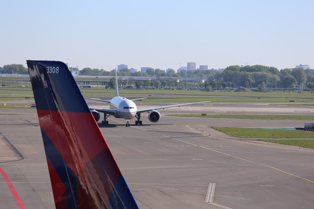 N76010 - Twin-engine aircraft