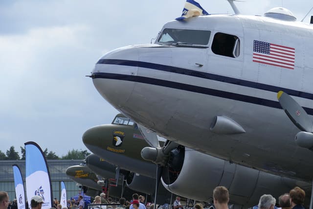 N877MG - Douglas