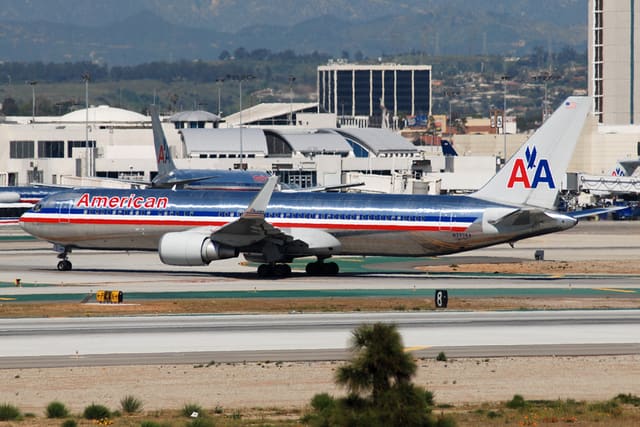 N389AA - Twin-engine aircraft