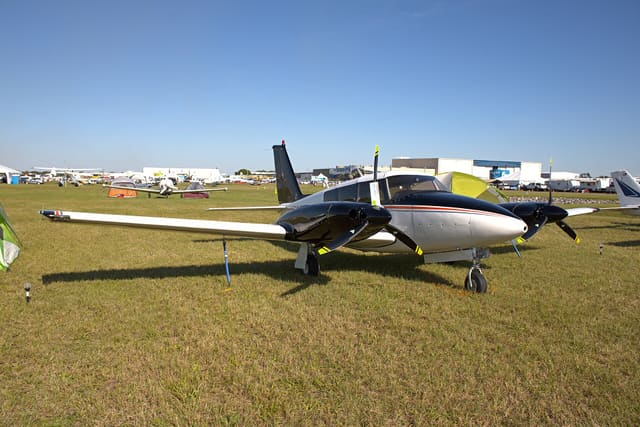 N7827Y - Twin-engine aircraft