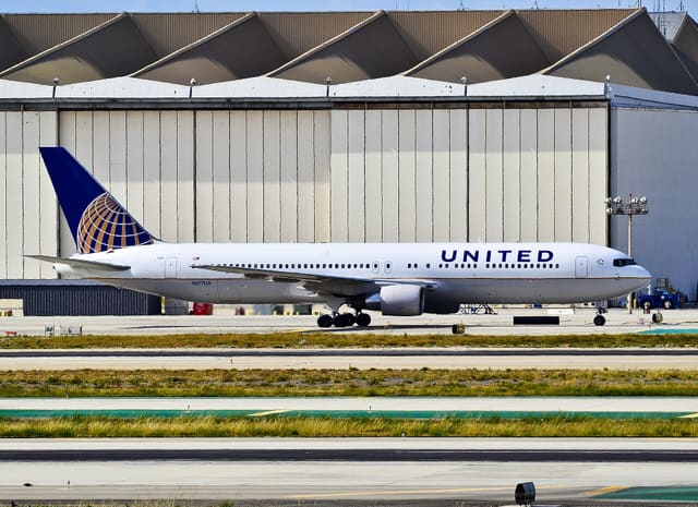 N677UA - Boeing