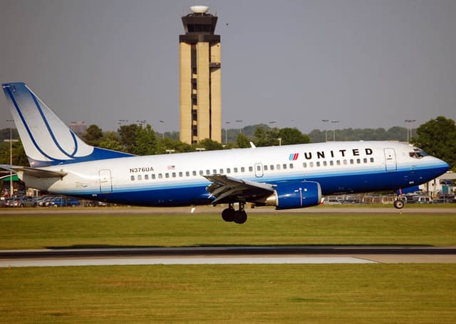 N376UA - Twin-engine aircraft