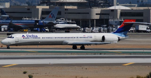 N915DN - Twin-engine aircraft