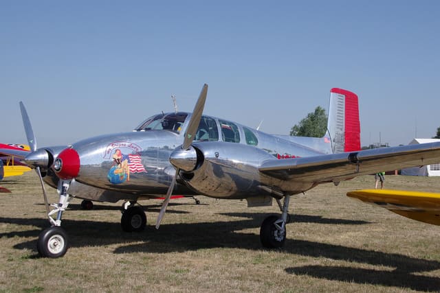 N3670B - Twin-engine aircraft
