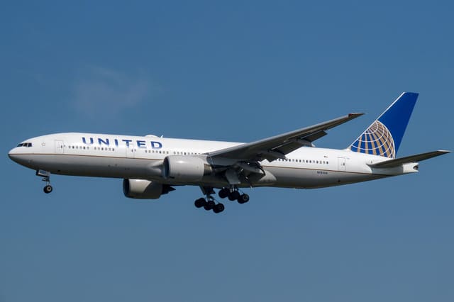 N785UA - Twin-engine aircraft