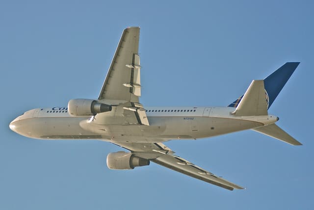 N73152 - Twin-engine aircraft