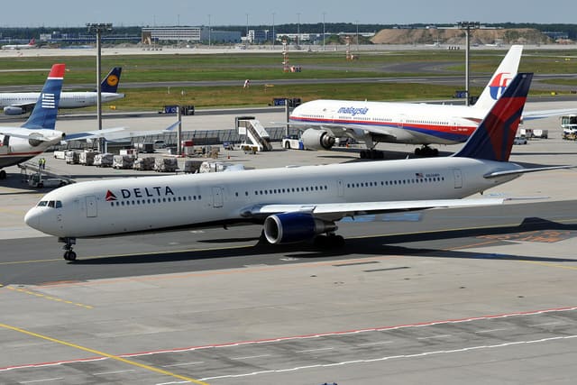 N826MH - Twin-engine aircraft