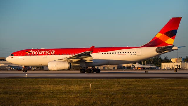N974AV - Twin-engine aircraft
