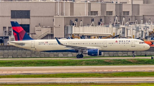 N108DN - Twin-engine aircraft