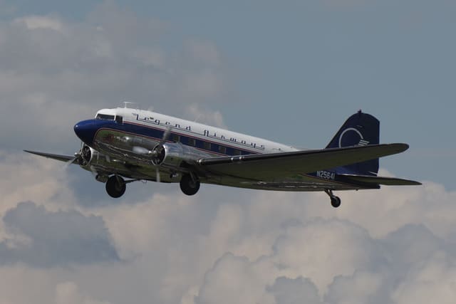 N25641 - Twin-engine aircraft