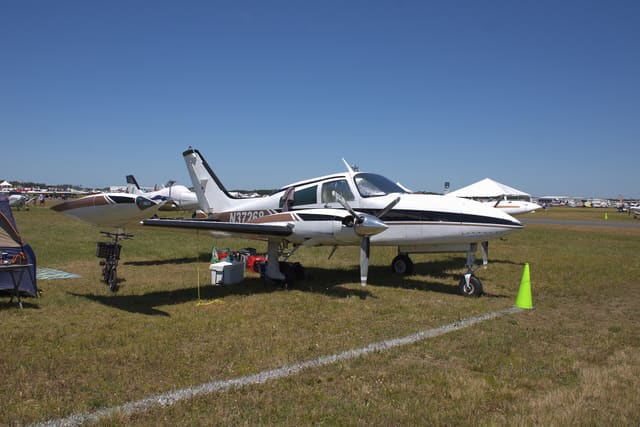 N37268 - Twin-engine aircraft