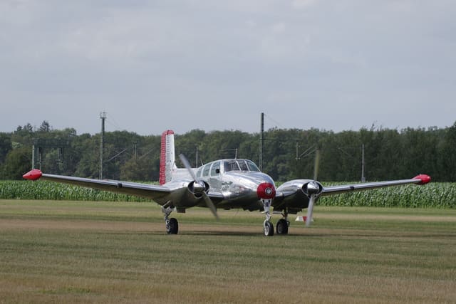 N3670B - Twin-engine aircraft